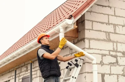 Pose et remplacement de gouttières à Frise
